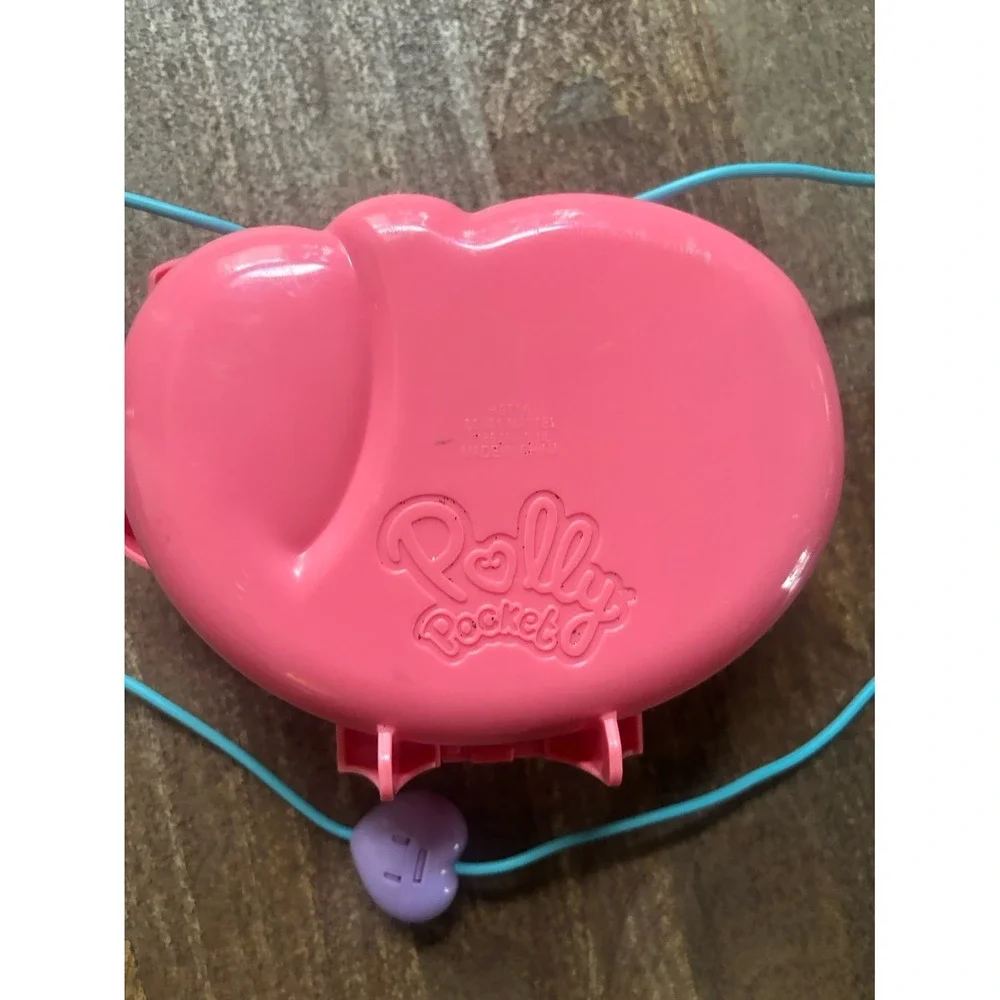 Polly Pocket Pet Vet Playset Starring Shani Cuddly Cat‎ Purse Compact